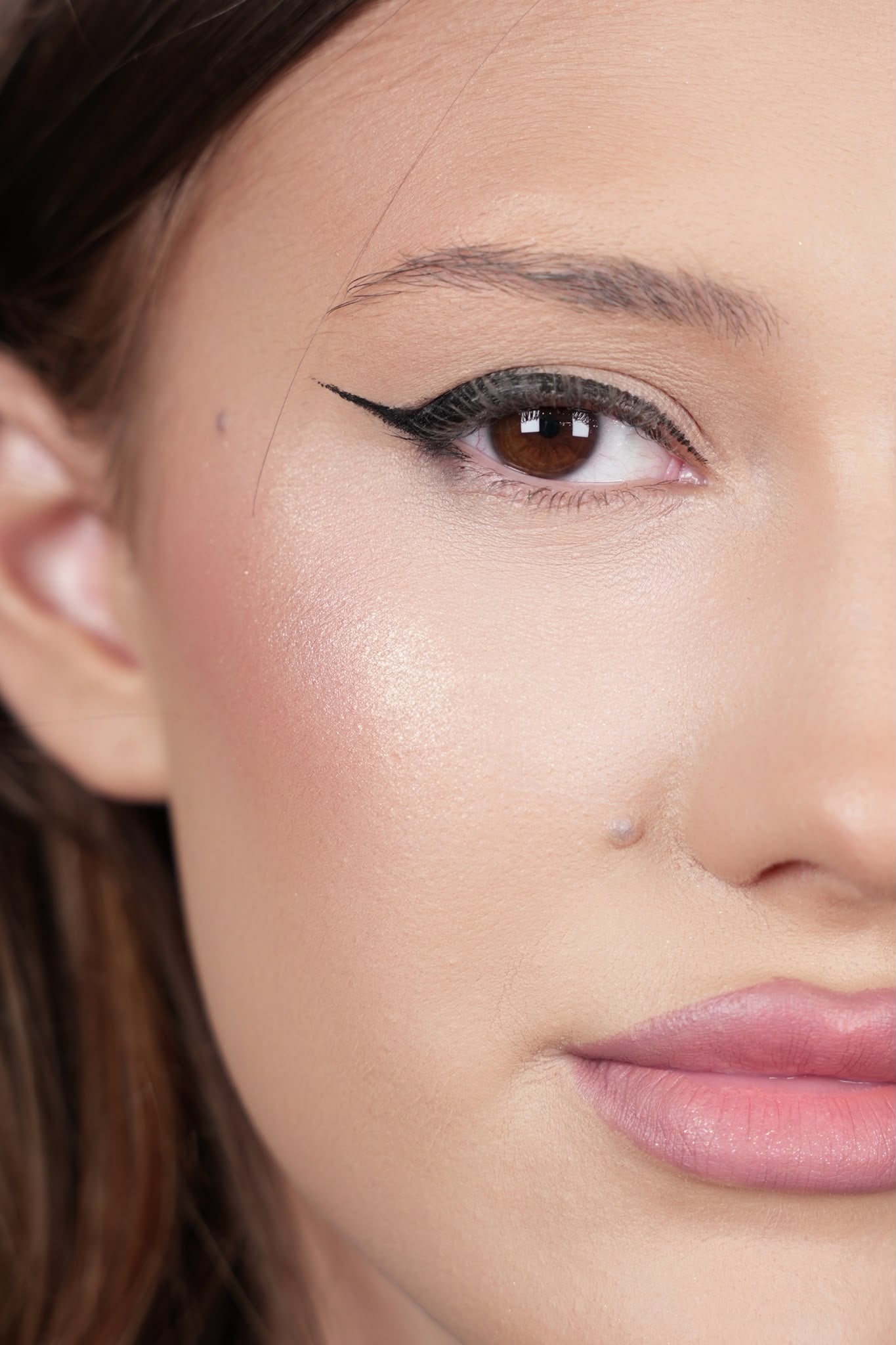 5 greșeli mari pe care le faci atunci când trasezi eyelinerul 5 greseli eyeliner2