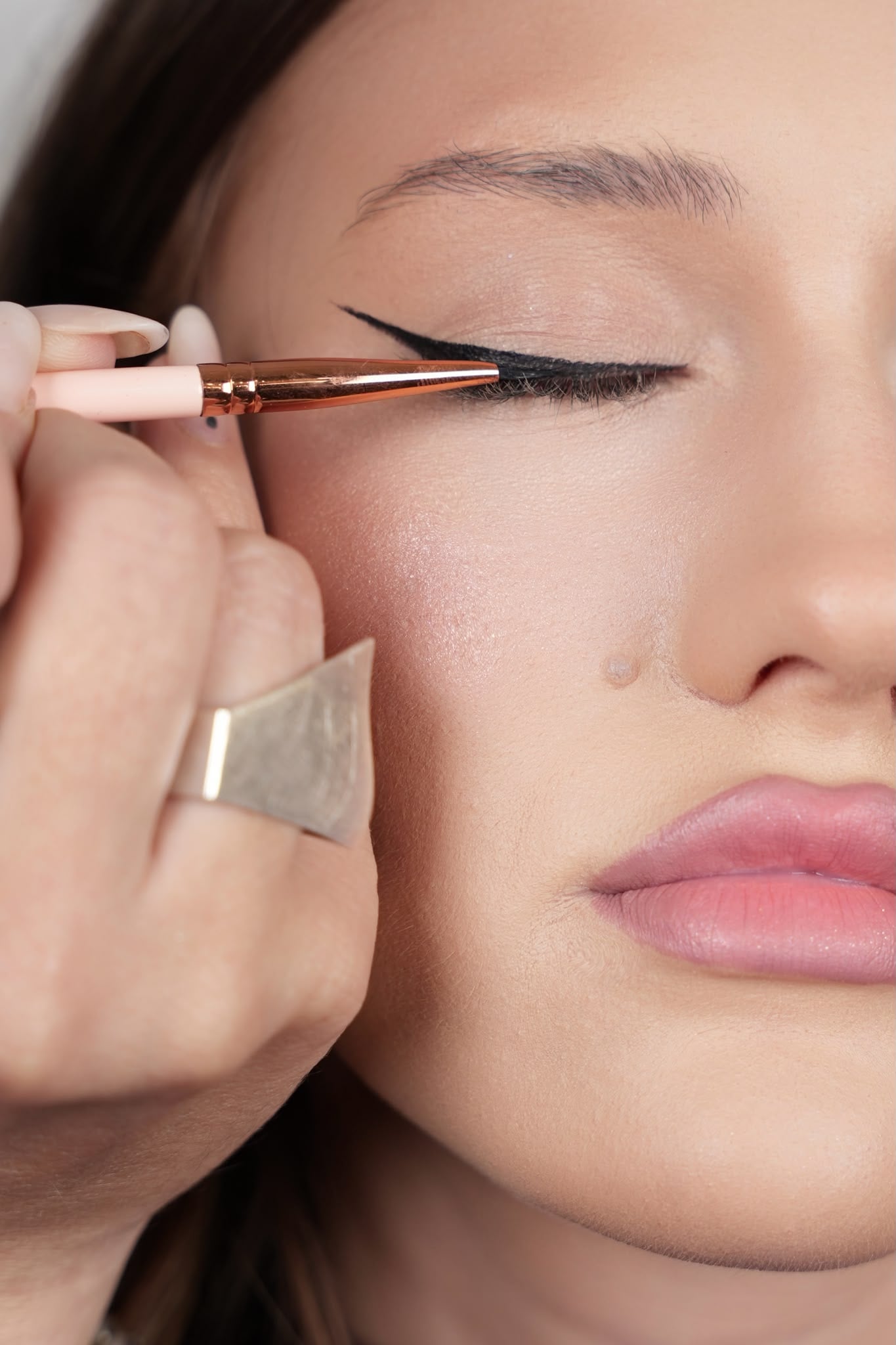 5 greșeli mari pe care le faci atunci când trasezi eyelinerul 4 greseli eyeliner4