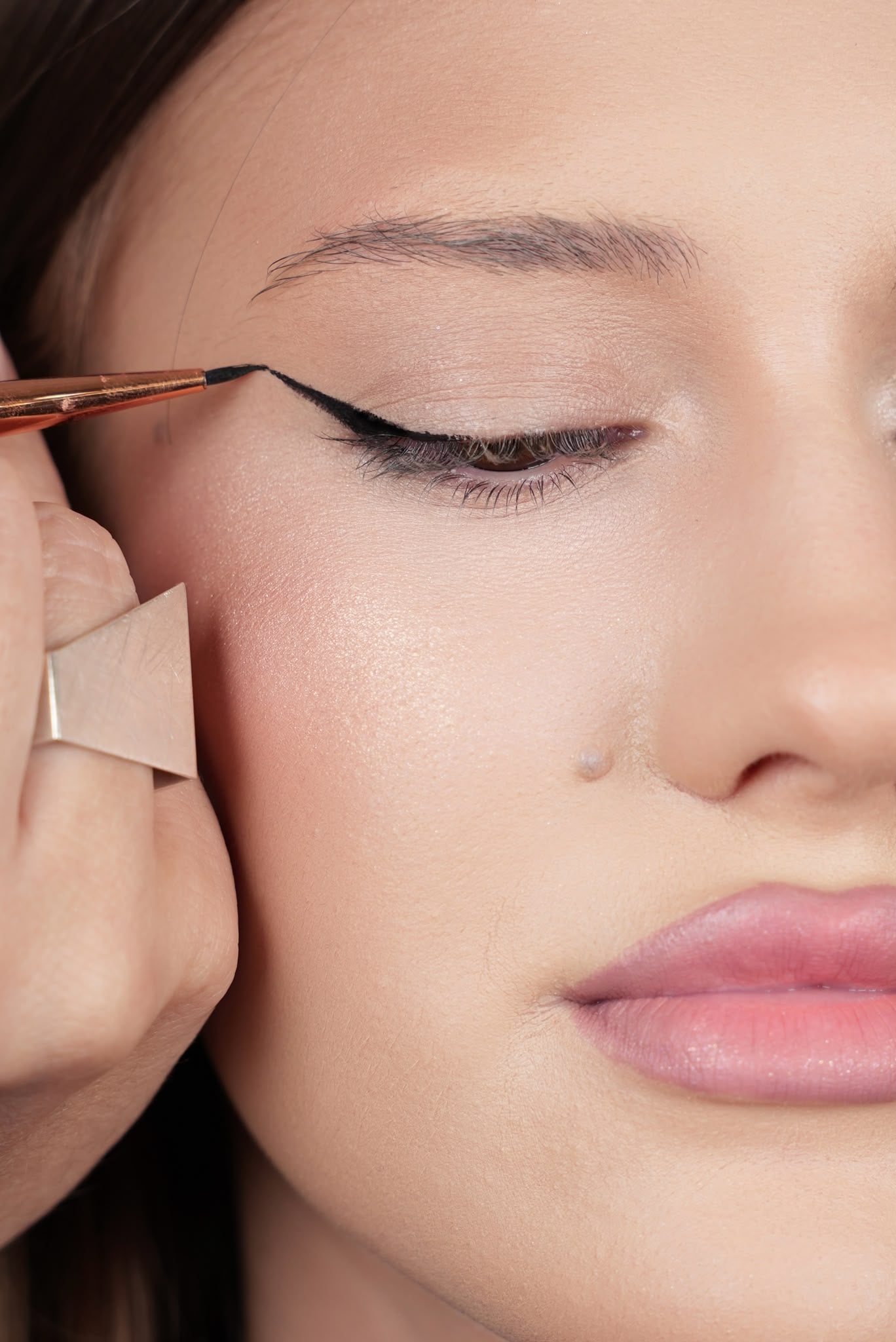 5 greșeli mari pe care le faci atunci când trasezi eyelinerul 2 greseli eyeliner5