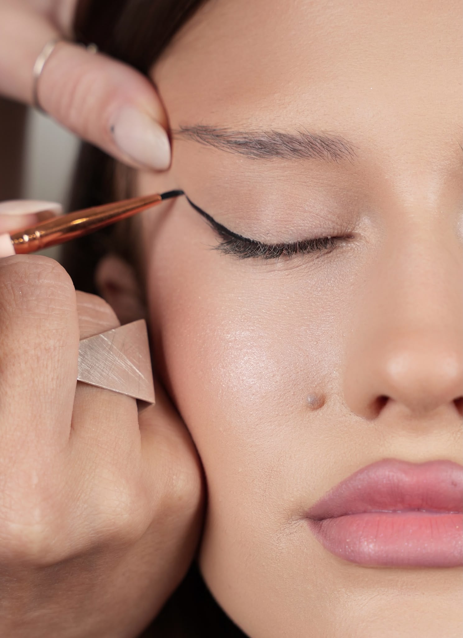 5 greșeli mari pe care le faci atunci când trasezi eyelinerul 1 greseli eyeliner6